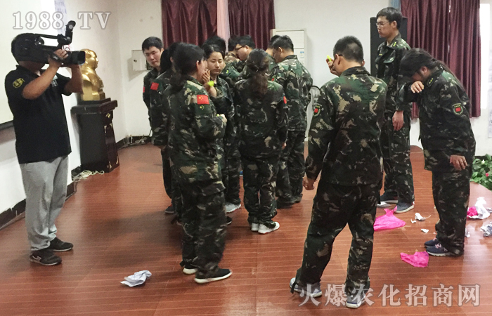 ����ͻ��������ÿһ����ǰ�ж����ի@��