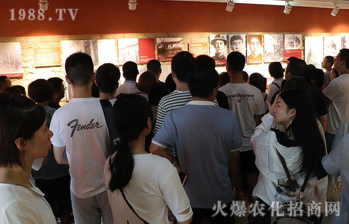 �������������һ�ӵľ�����һ�ӵ�ɽ����һ�ӵļtɫ֮����