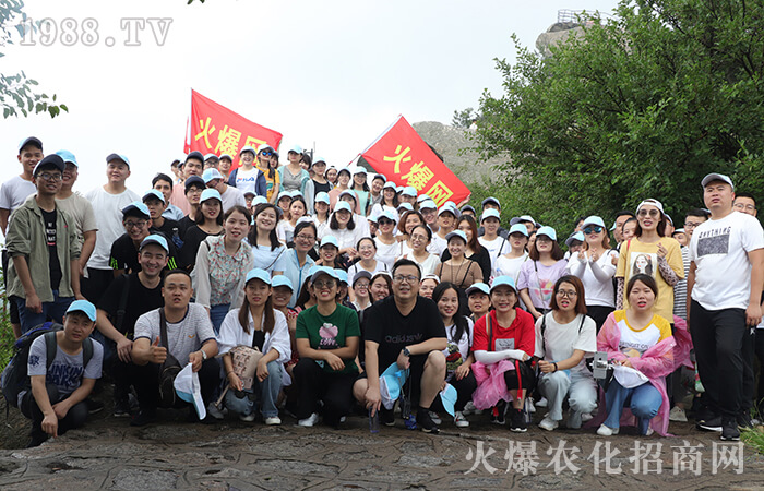 ����u��ɽ�tɫ֮�ã������������¸�ǰ�У�