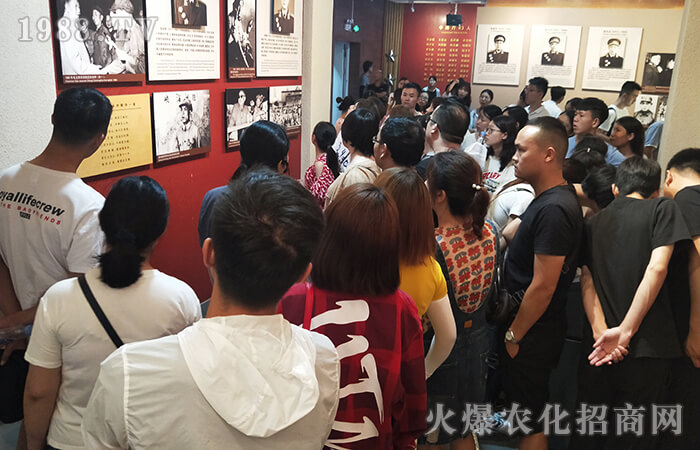 ����u��ɽ�tɫ֮�ã��������ң��¸�ǰ����