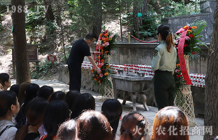 ���(y��ng)�tɫ֮�ã���η�D��������ֱǰ��