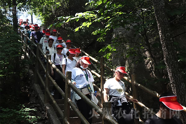 �]�е����˵�ɽ�