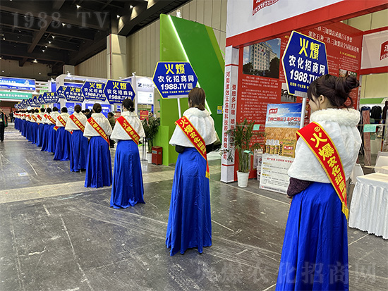 火爆網(wǎng)美女禮儀宣傳隊亮相2024中原農資雙交會！