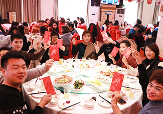 �𱬼���һ���2018���ψA�M��̖(h��o)����ͬӭ��2019�ĵ���(l��i)��