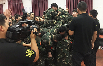 為勝利，無(wú)路，我們?cè)复钊巳馓荩? />
                <p>為勝利，無(wú)路，我們?cè)复钊巳馓荩?/p>
            </li>
            <li>
            	<img src=