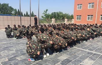 驕陽(yáng)似火巋然不動(dòng)，這才是火爆人的堅(jiān)毅！