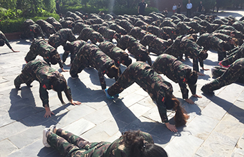 俯臥撐懲罰，全體人員為犯錯(cuò)學(xué)員買(mǎi)單！