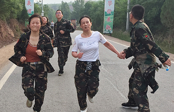 不論是攙扶還是背扛，我們沒(méi)有丟掉任何一個(gè)人！