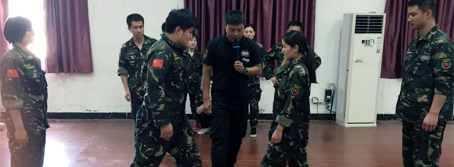 兩眼緊觀敵方手，一心謀劃成功策！